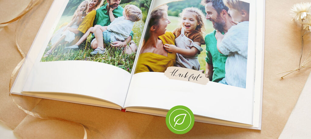 Un livre photo ouvert posé sur un papier cadeau