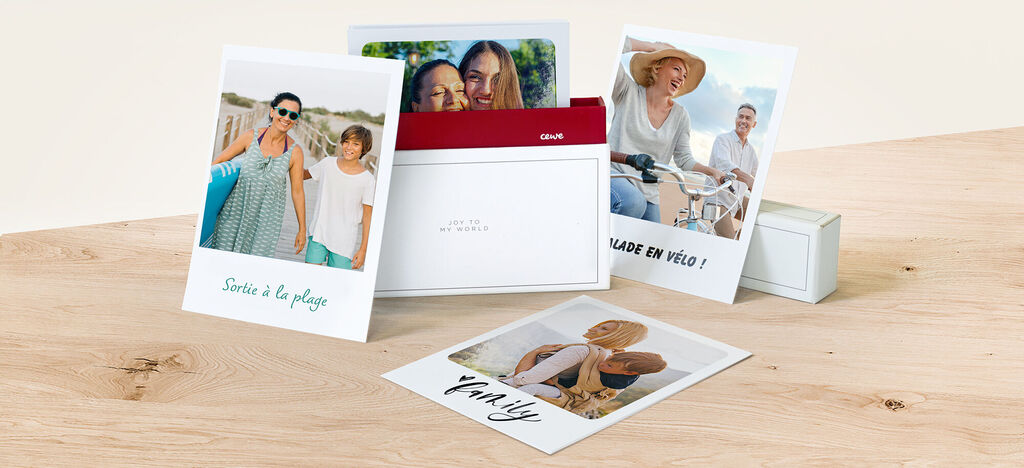 Un joli set de cartes photo sur une table. Il montre diverses photos, comme une journée à la plage. Chaque carte a un message personnel.