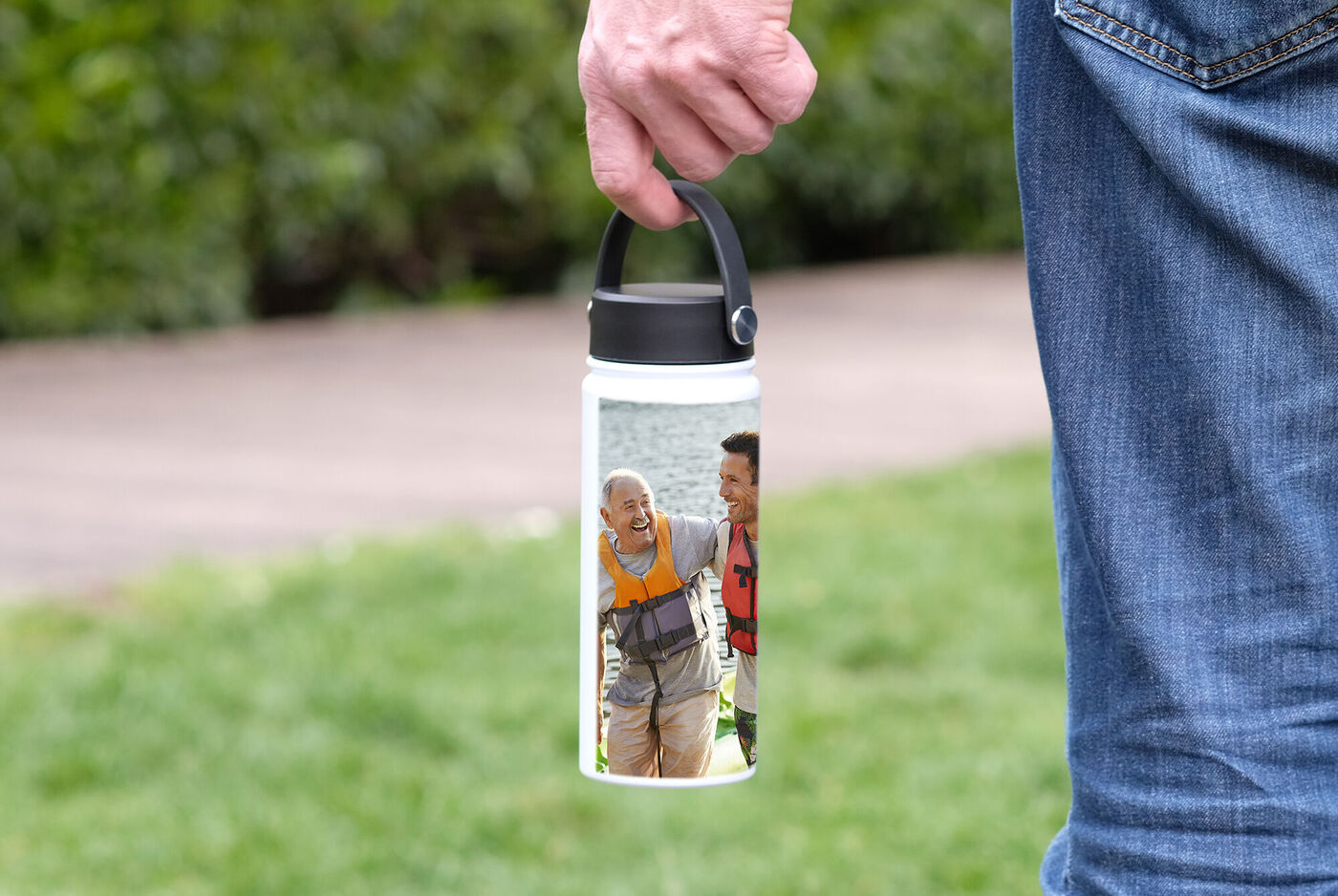 Personne tenant une gourde personnalisée avec photo.