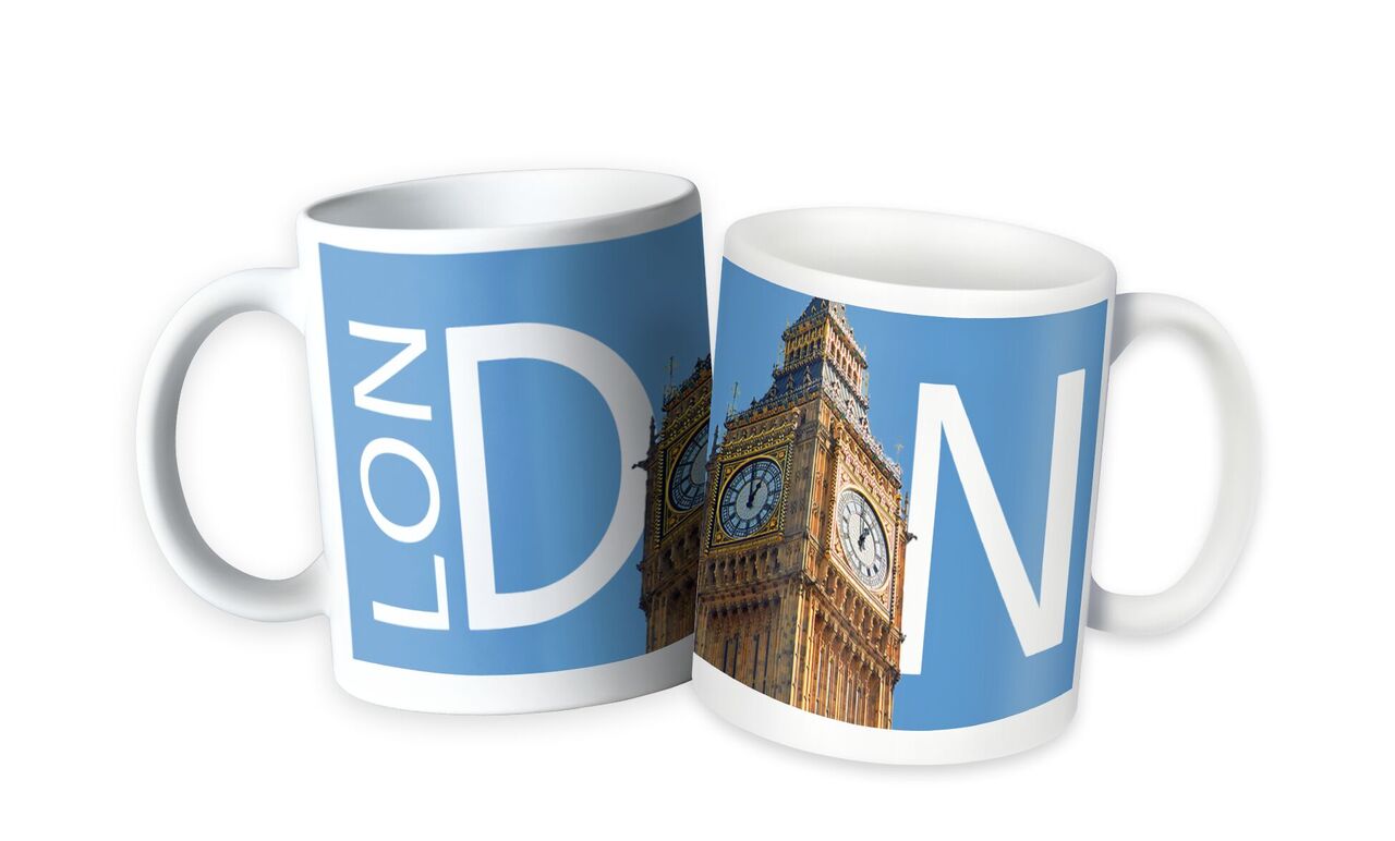 Mug personnalisé bleu décor Big Ben et lettrage blanc, mis en scène sur une table