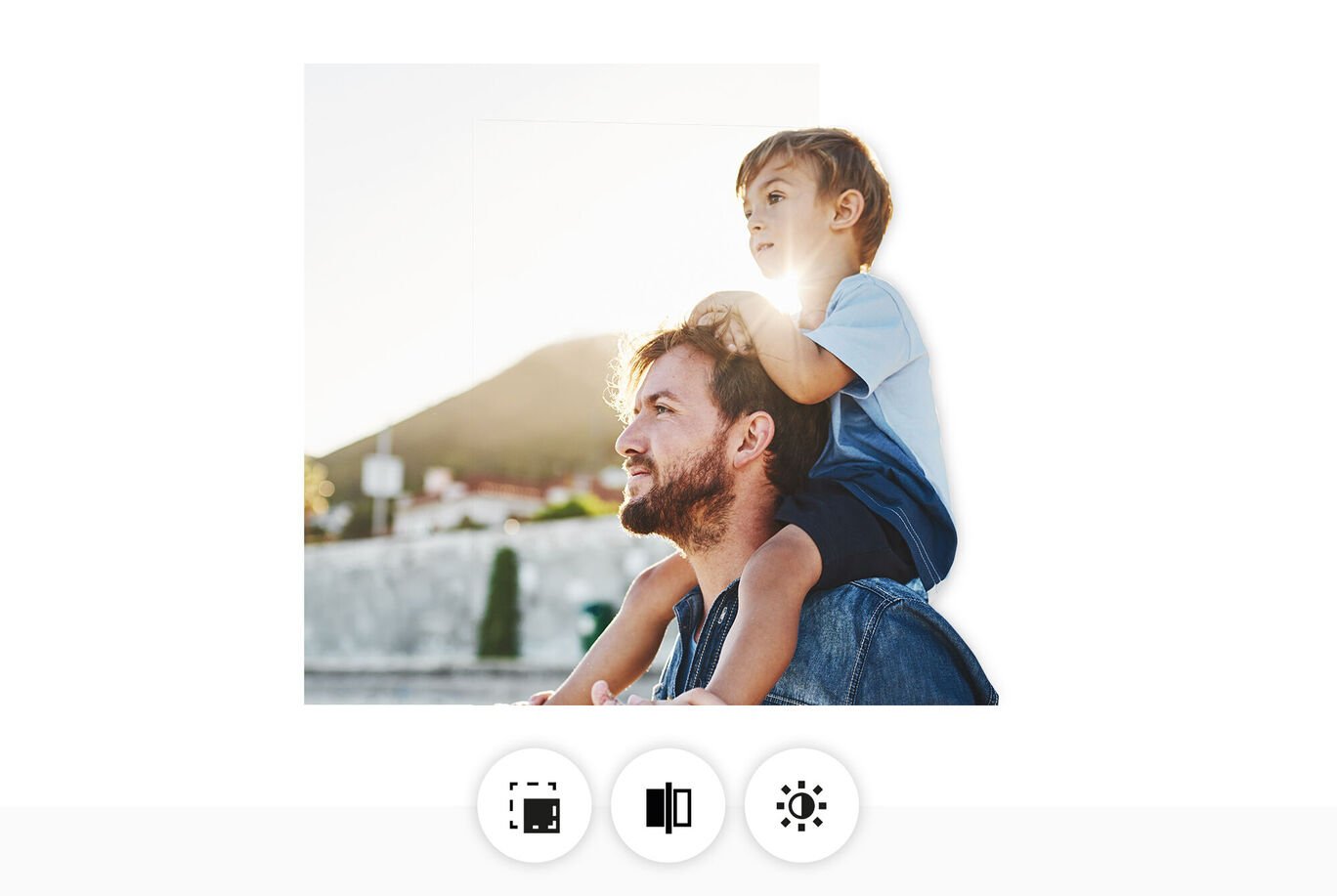 Un enfant est assis sur les épaules d'un adulte, regardant joyeusement au loin. Le soleil brille doucement.