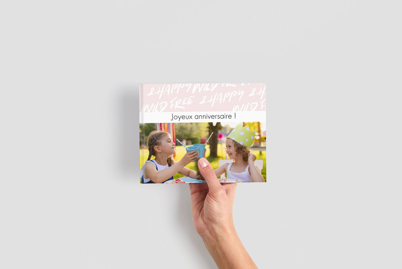Un album photo A5 paysage 19x15 cm avec en couverture une photo d'enfants et écrit dessus Joyeux Anniversaire