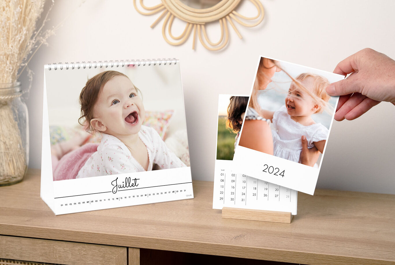 Une table bien conçue avec un calendrier photo CEWE et un tirage photo de souvenirs.