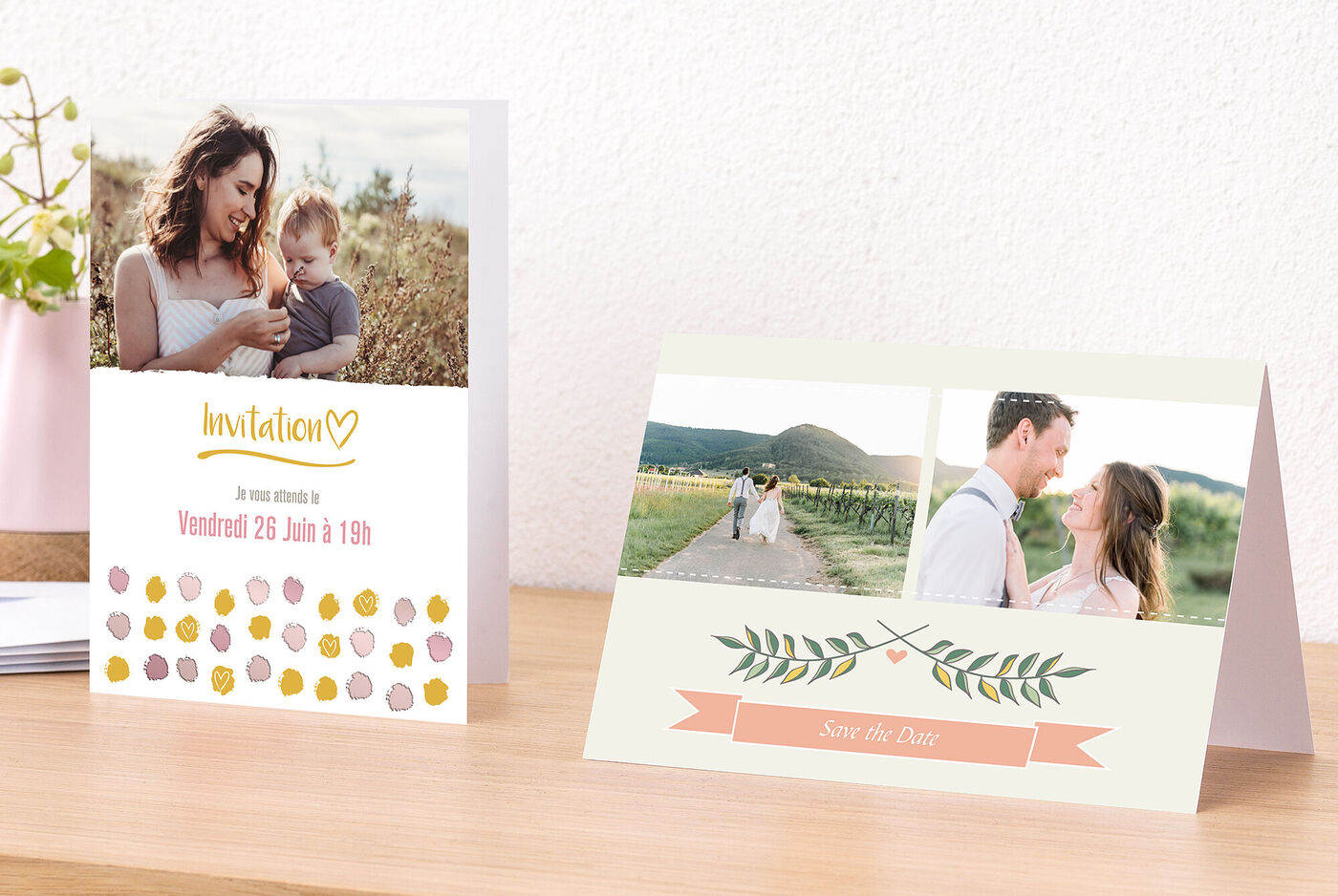 Deux belles invitations sur une table, l'une avec un cœur et l'autre avec un design floral.