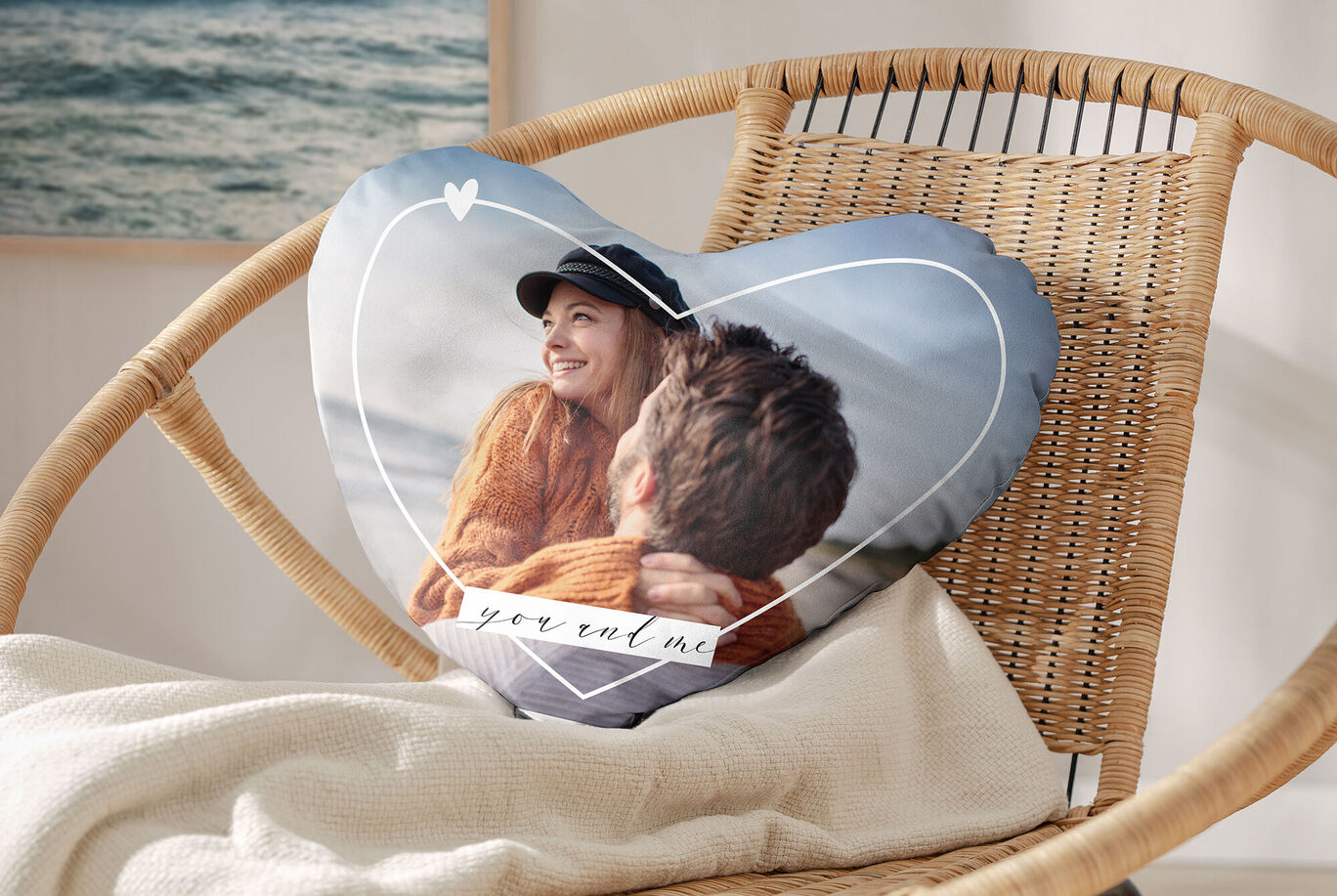 Un coussin en forme de cœur avec une photo romantique et l'inscription 'tu es à moi' sur une chaise.