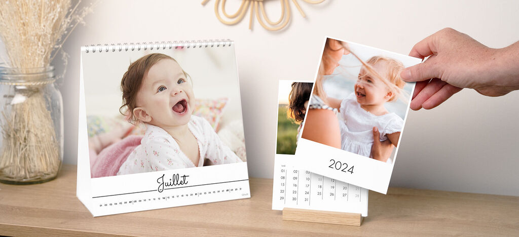 Un calendrier de table créatif pour 2024 avec une photo de famille aimante et une image modifiable.