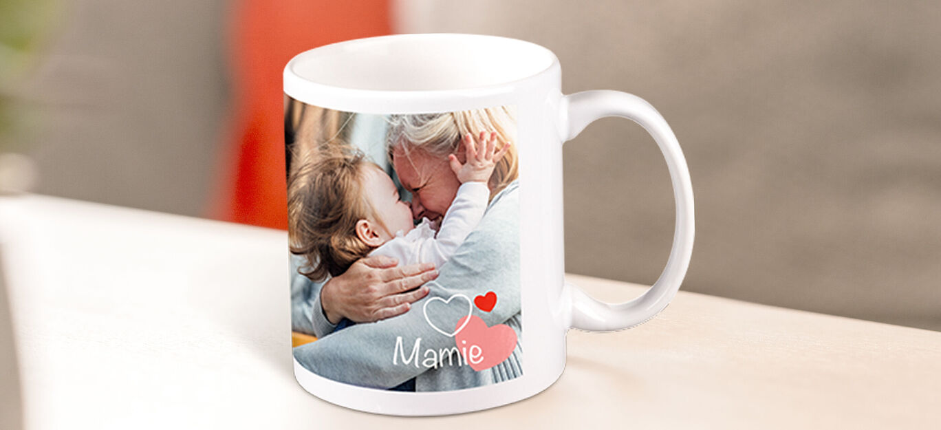 Tasse avec une photo attendrissante d'une mère et son enfant s'étreignant