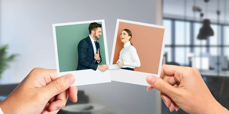 Deux mains tenant des photos de personnes se serrant la main amicalement. Fond moderne de bureau.