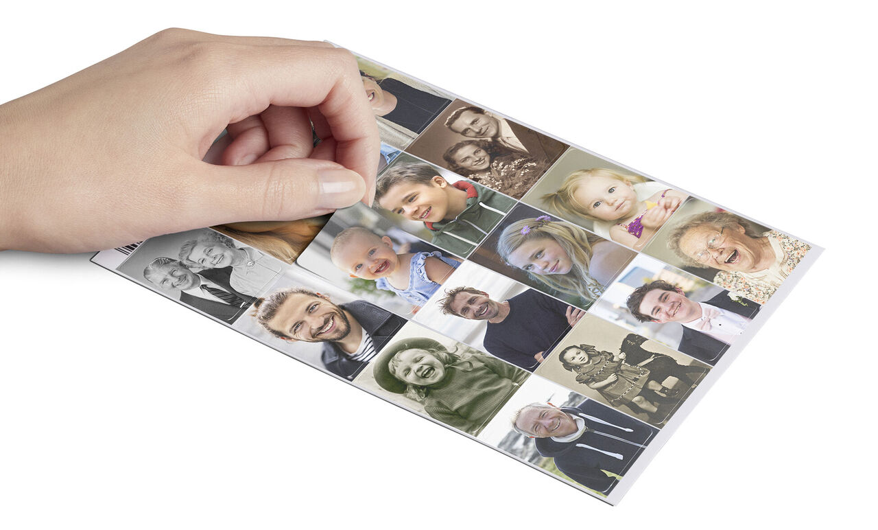 Une main tenant une carte photo avec des images de personnes rayonnantes de joie.