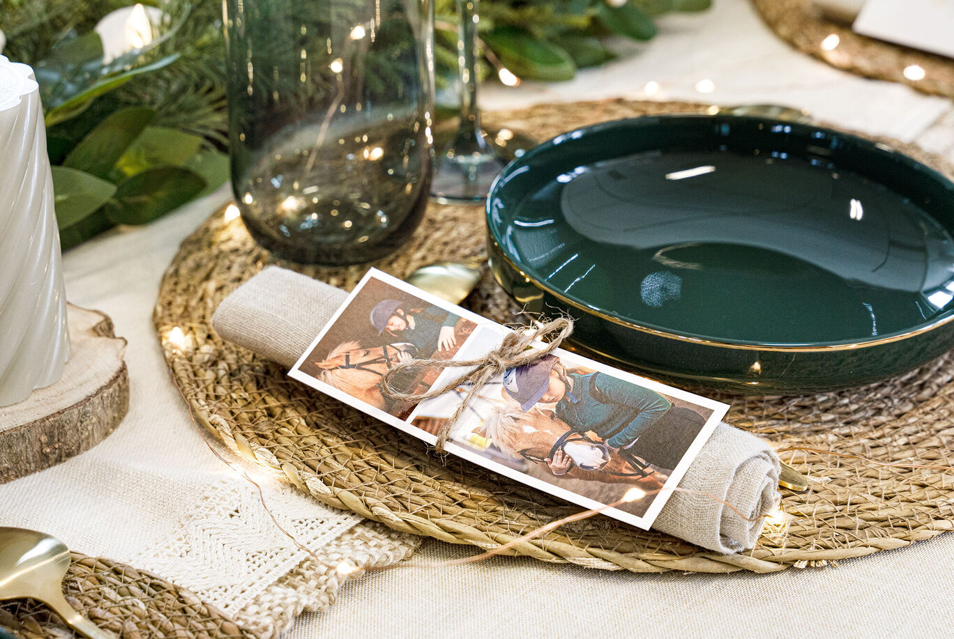 Une table joliment décorée avec un bol verdâtre, un anneau décoratif pour serviettes et un beau cliché.