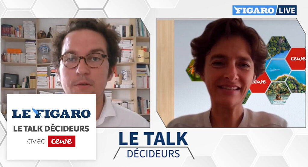 Deux personnes en conversation lors d'un événement en ligne, logo CEWE présent