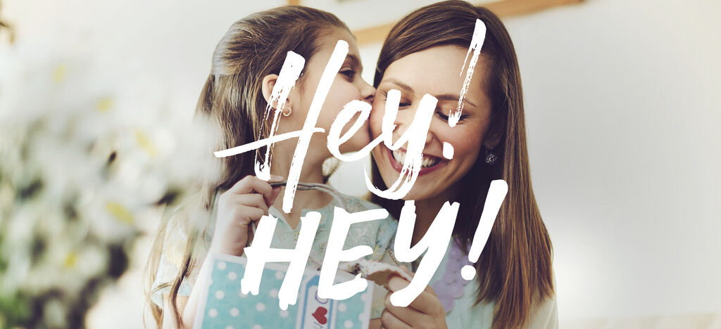 Deux filles écoutent de la musique avec des écouteurs et rient ensemble.