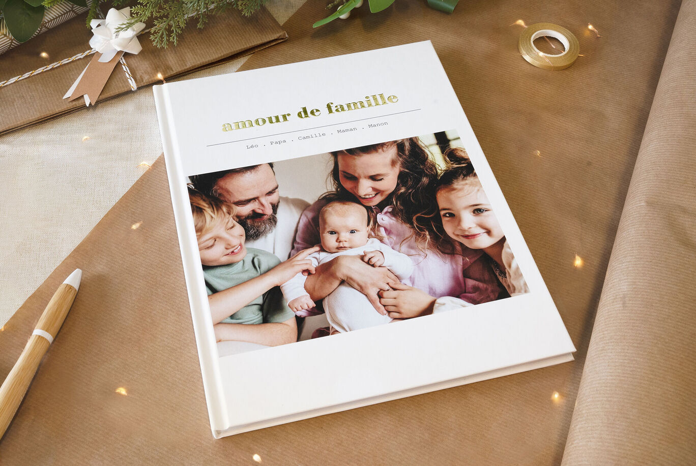 Une photo de famille sur la couverture d'un album photo CEWE, montrant des moments heureux qui fêtent la joie de la famille.