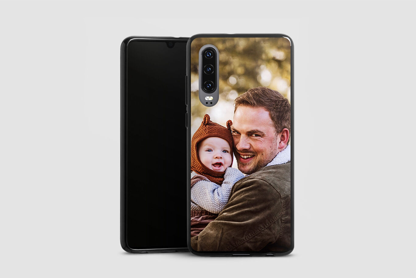 Un smartphone montre une photo d'un père et de son enfant interagissant.