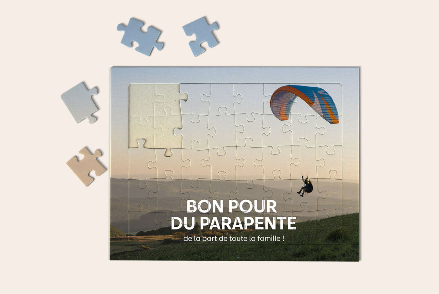 Puzzle personnalisé Bon pour du parapente avec sa boîte et des pièces éparpillées