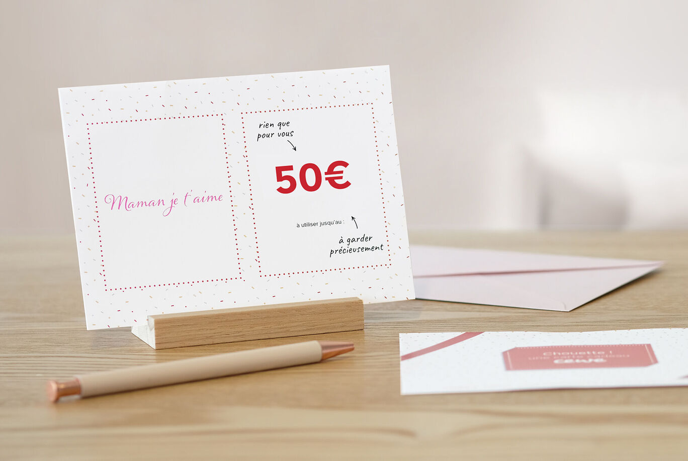 Cartes de vœux CEWE avec un design affectueux dans des couleurs douces sur une table.