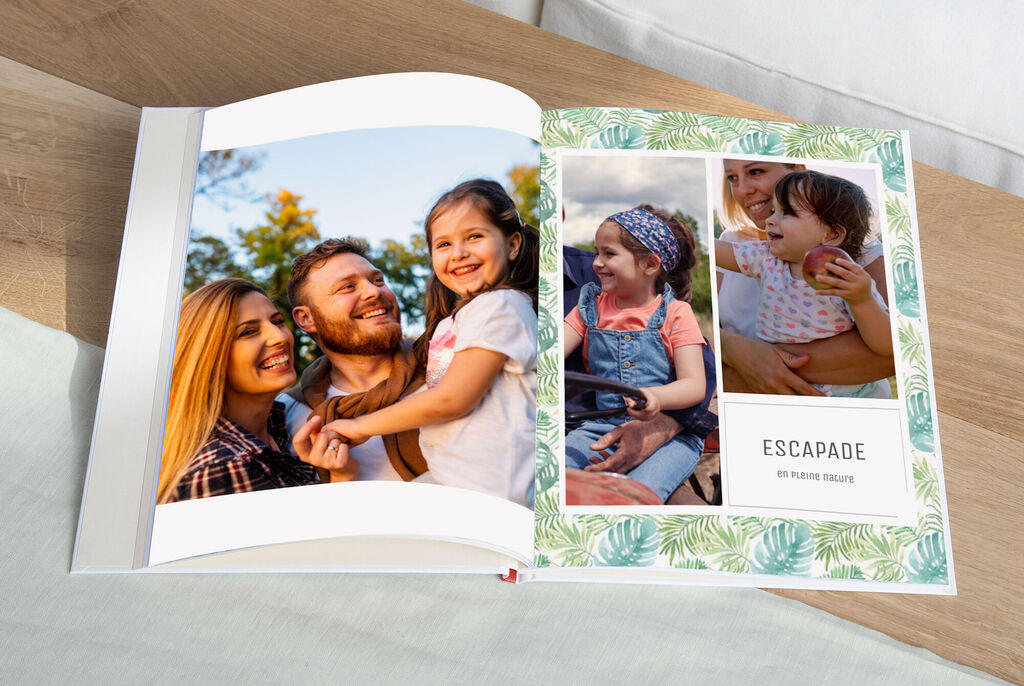 Un livre photo ouvert avec des images colorées d'une sortie en famille. Un groupe de personnes joue à l'extérieur à gauche.