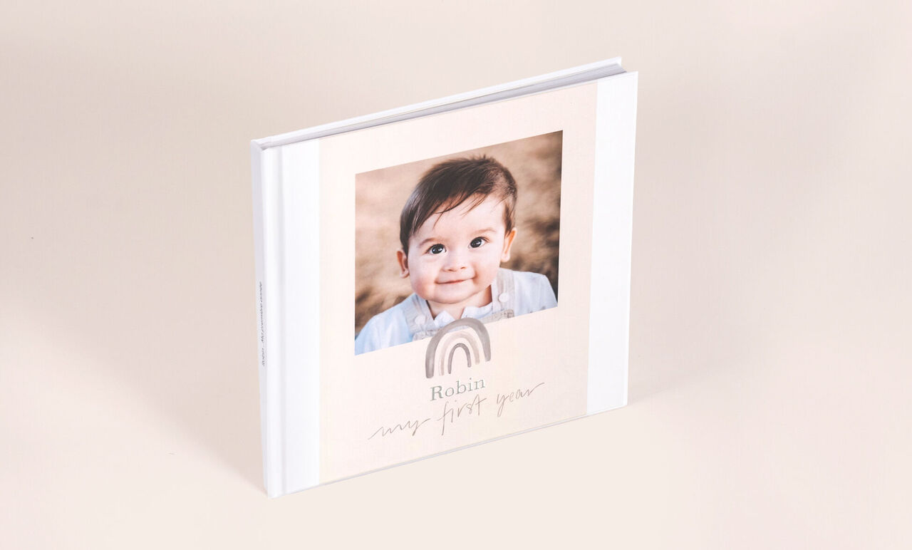 Livre photo carré 21x21 cm, présentant la photo d'un petit garçon
