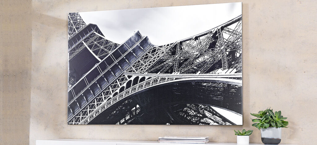 Fresque noir et blanc de la tour Eiffel avec une structure délicate, présentée élégamment dans l'espace.