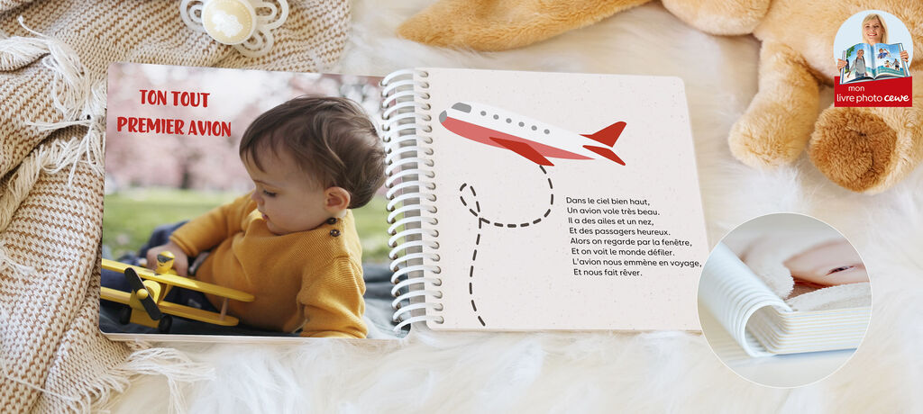 Une petite personne regarde un album photo intitulé "Mon premier avion". Il montre une illustration d'un avion.