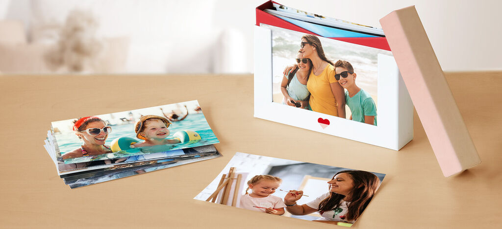 Une famille amicale profite de moments ensemble avec des photos dans un cadre d'affichage.