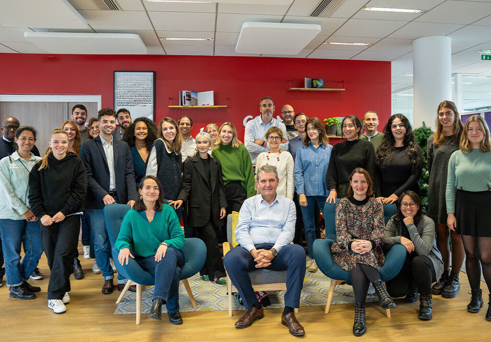 Photo de groupe dans un bureau moderne avec des personnes souriantes