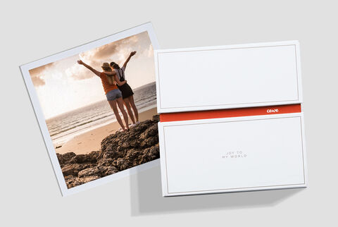 Un tirage photo carré vintage et sa boîte souvenirs