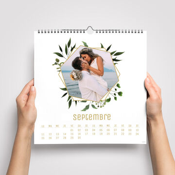 Un magnifique calendrier avec une photo d'un couple de mariés heureux en extérieur. Le mois de septembre est mis en avant.