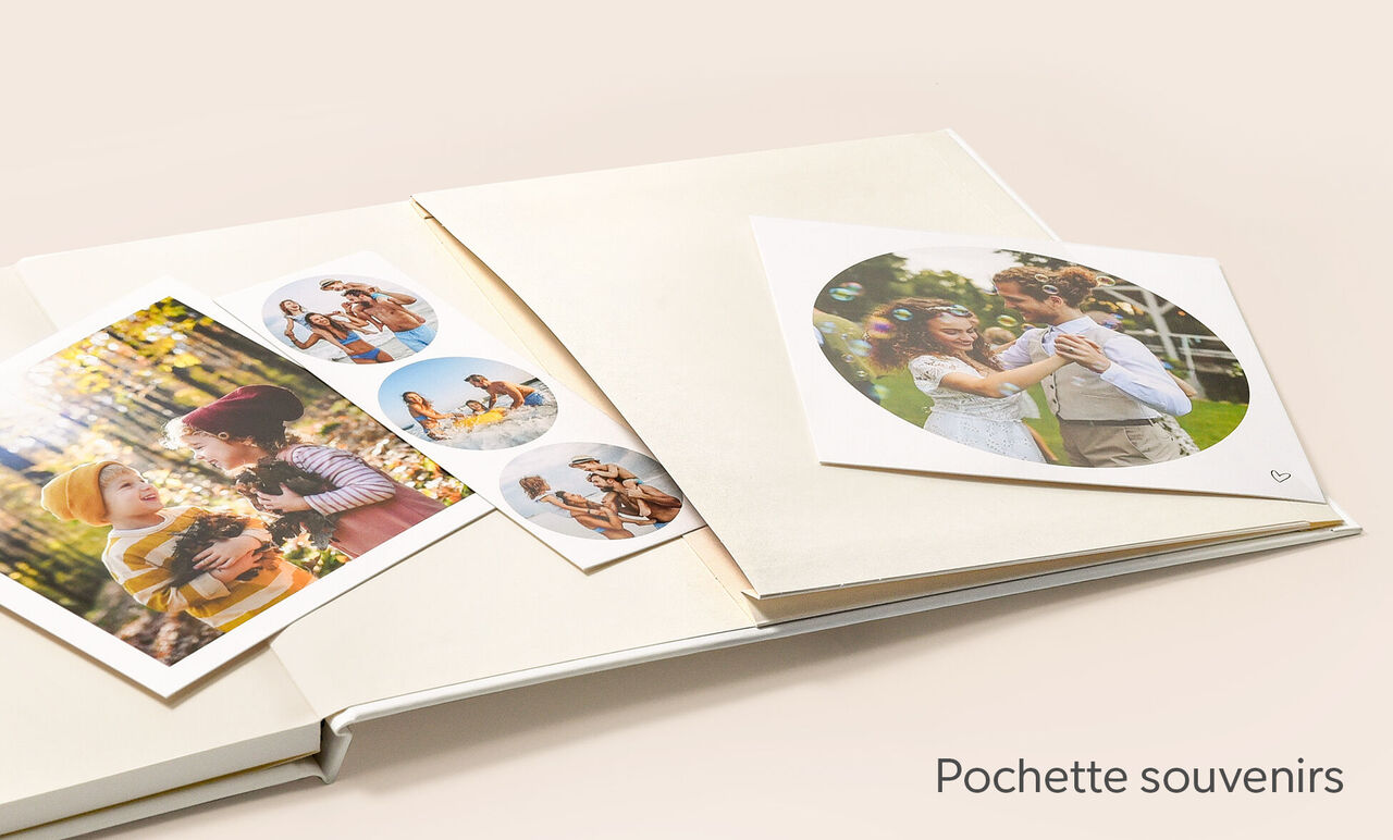 Pochette intégrée au Livre Photo CEWE A4 paysage contenant des souvenirs de famille avec enfants