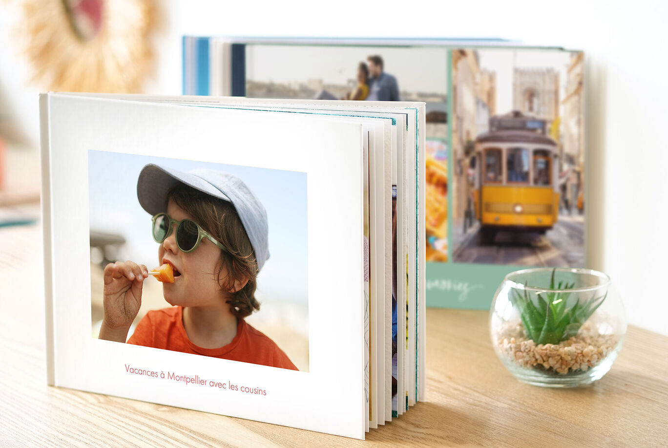 Un album photo ouvert avec des photos de vacances colorées.