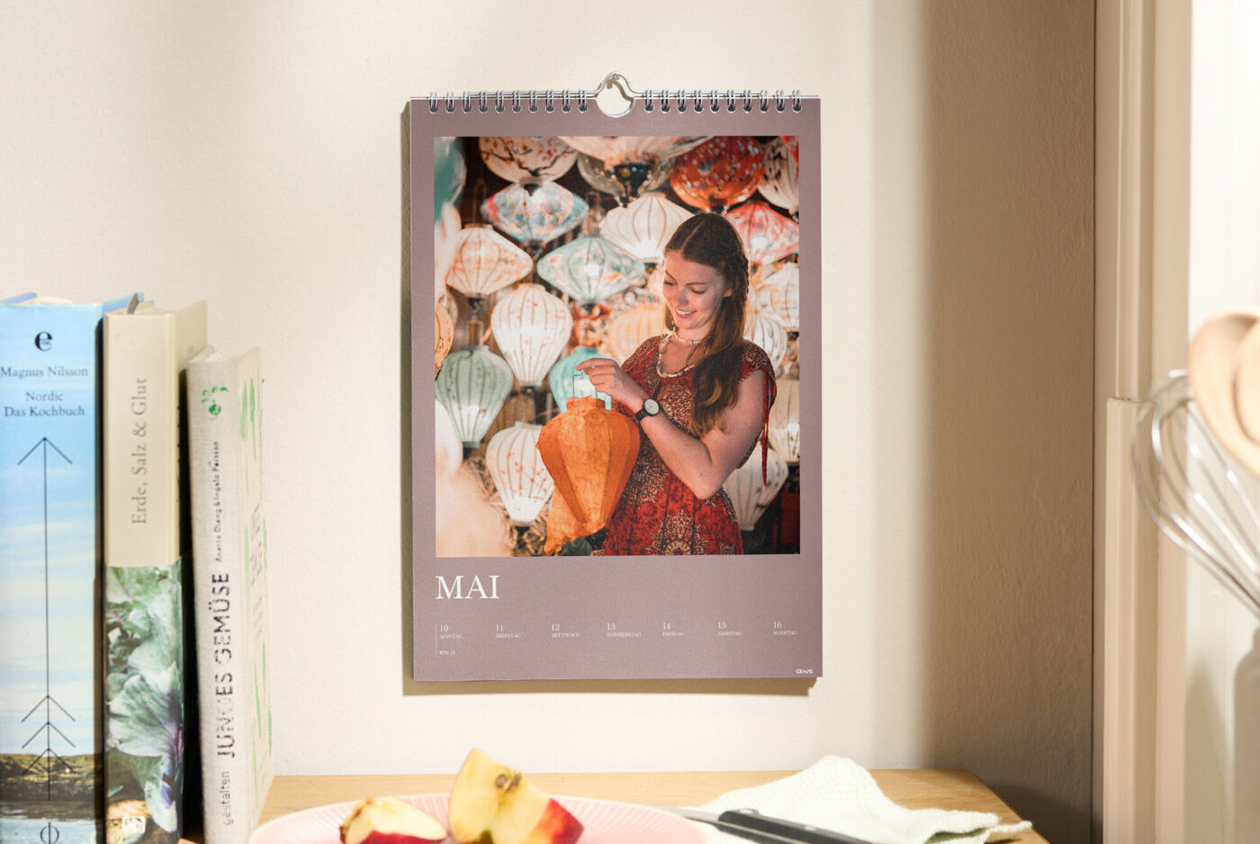 calendrier mural hebdomadaire accroché au dessus d'un bureau