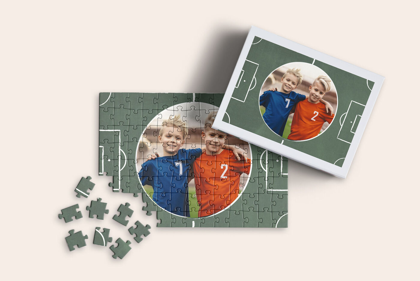 Puzzle personnalisé thème foot montrant deux garçons en maillots, avec la boîte superposé