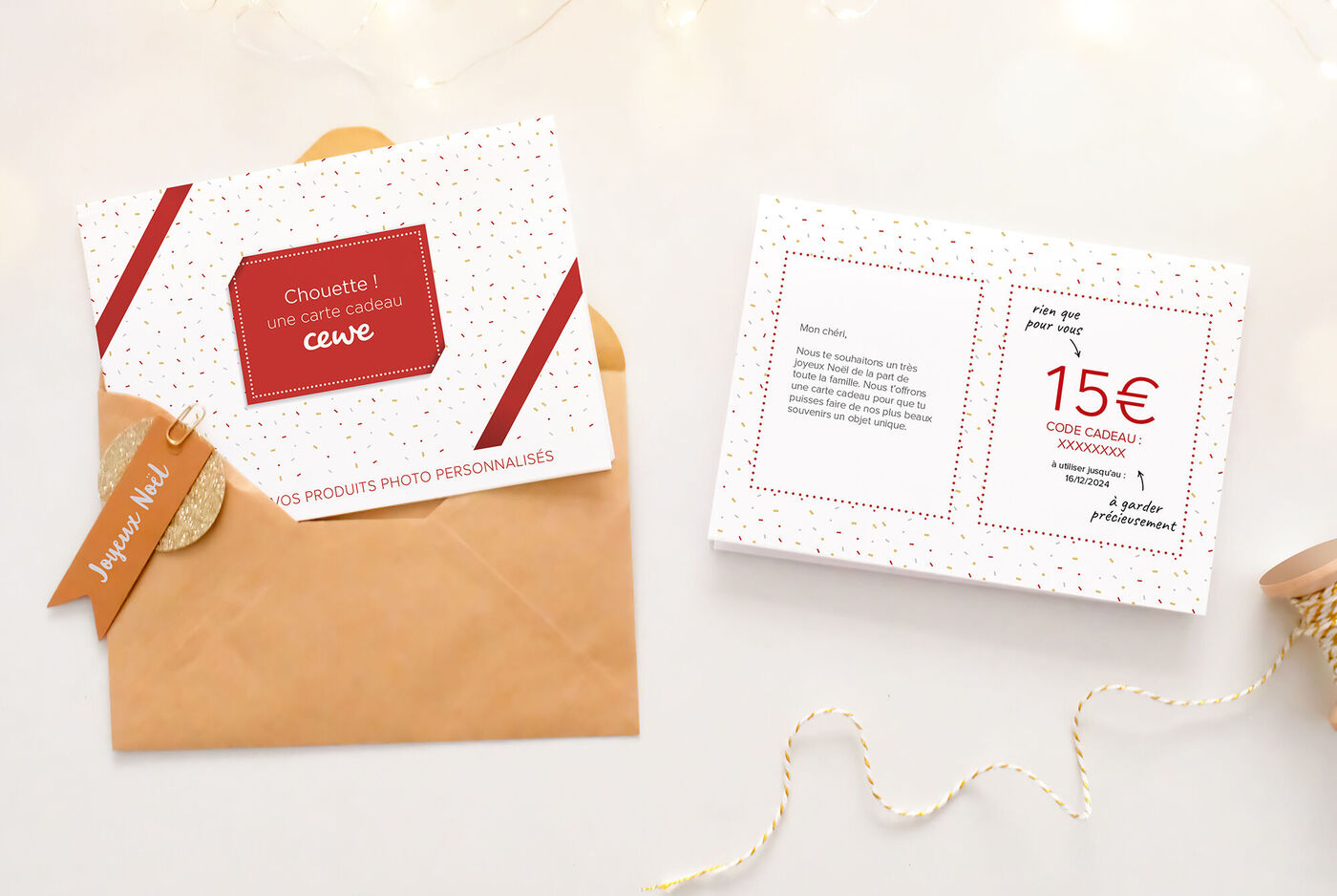 Deux cartes de vœux CEWE personnalisées à designs colorés sur une table, l'une dans une enveloppe brune.