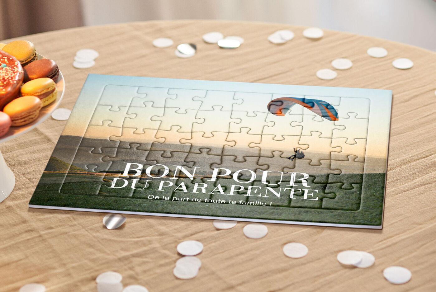 Une pièce de puzzle avec le texte 'Bon pour du parapente' est sur une table en bois