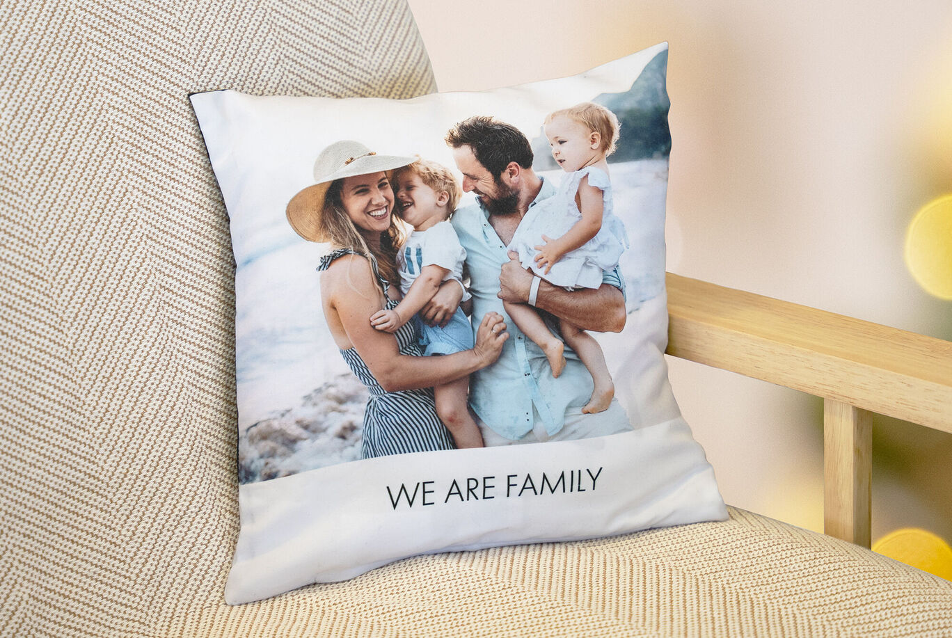 Famille sur un coussin, entourée de passion et de joie, texte : 'NOUS SOMMES UNE FAMILLE'