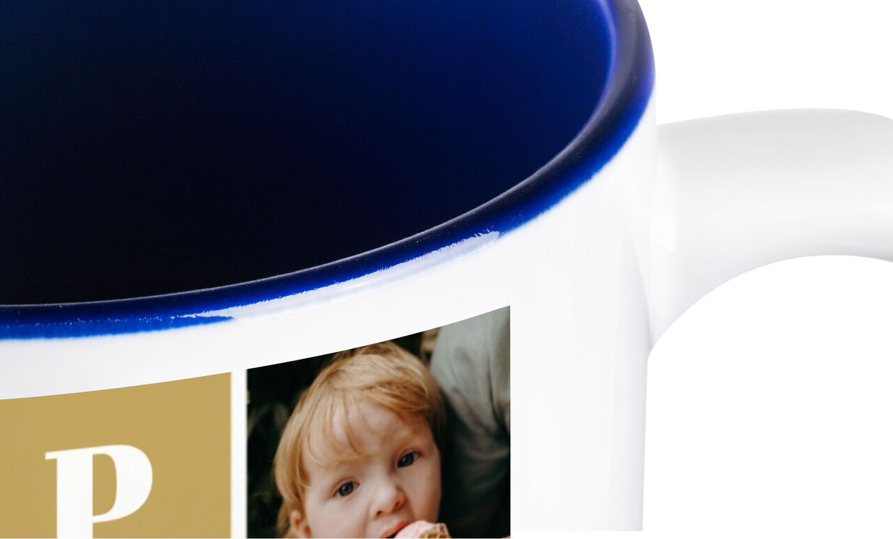 Tasse à café avec intérieur bleu et photos personnalisées.