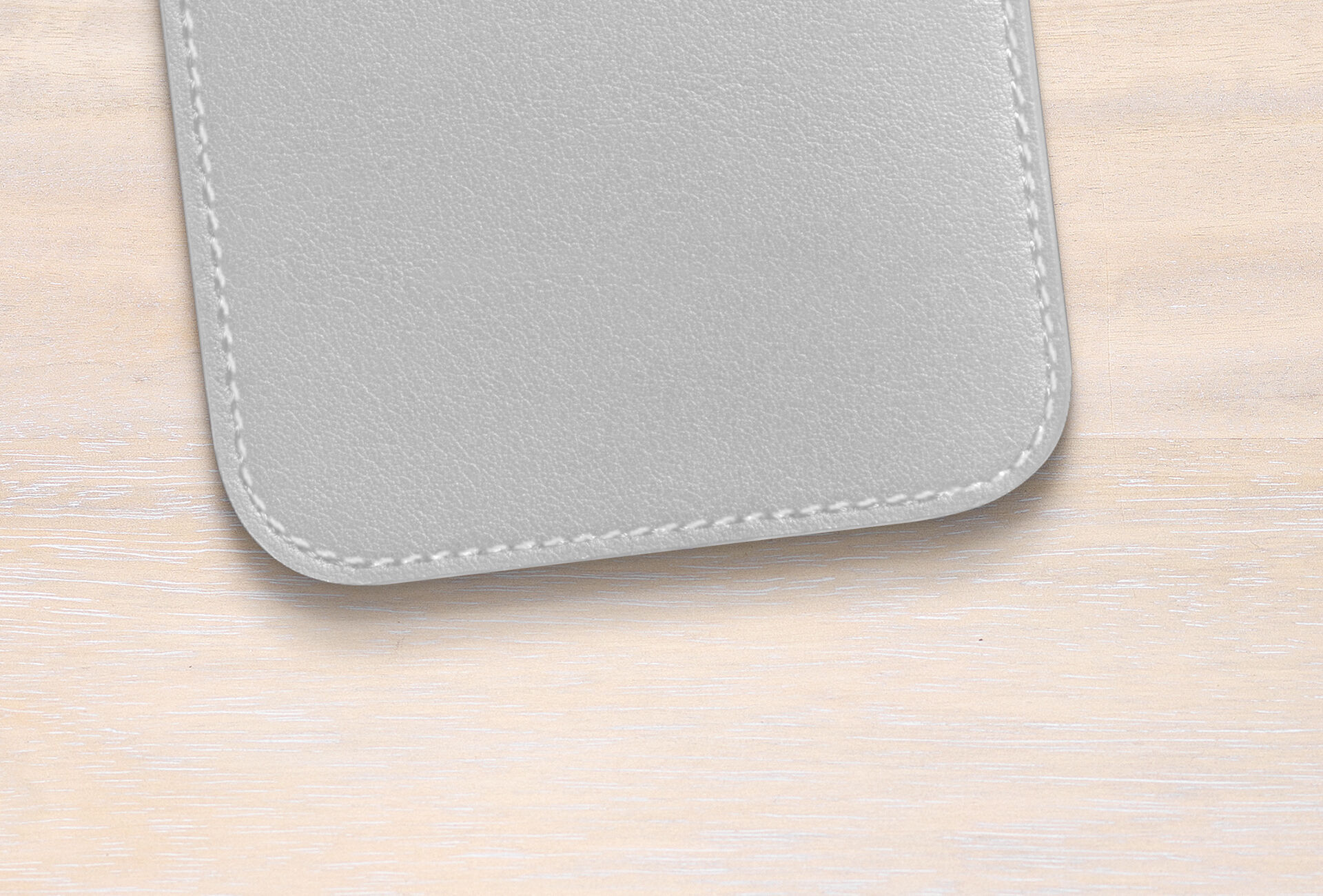 Surface en cuir véritable des cartes CEWE sur bois clair.