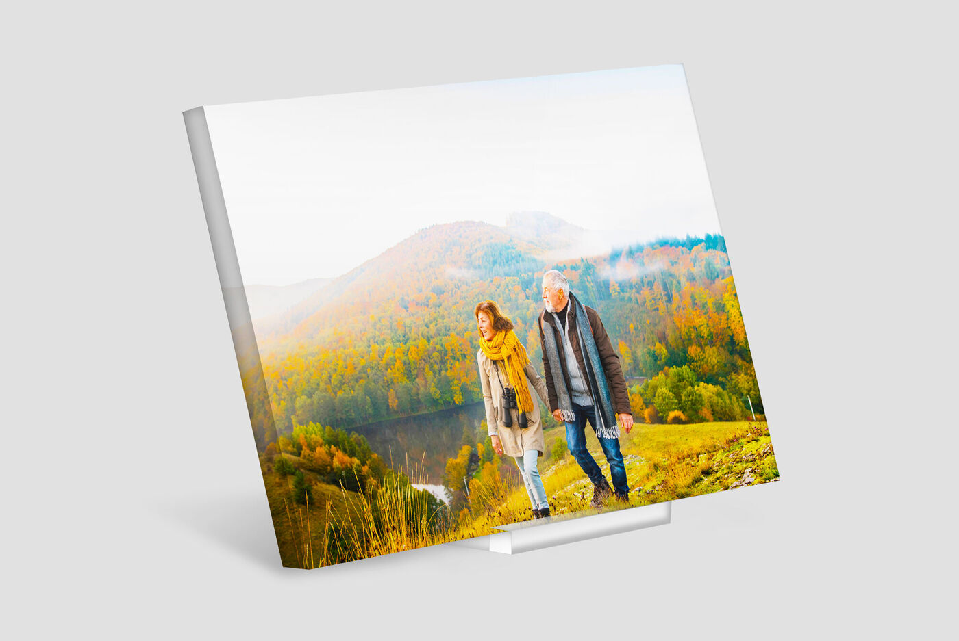 Un couple heureux se promène dans la nature parmi des arbres colorés d'automne.