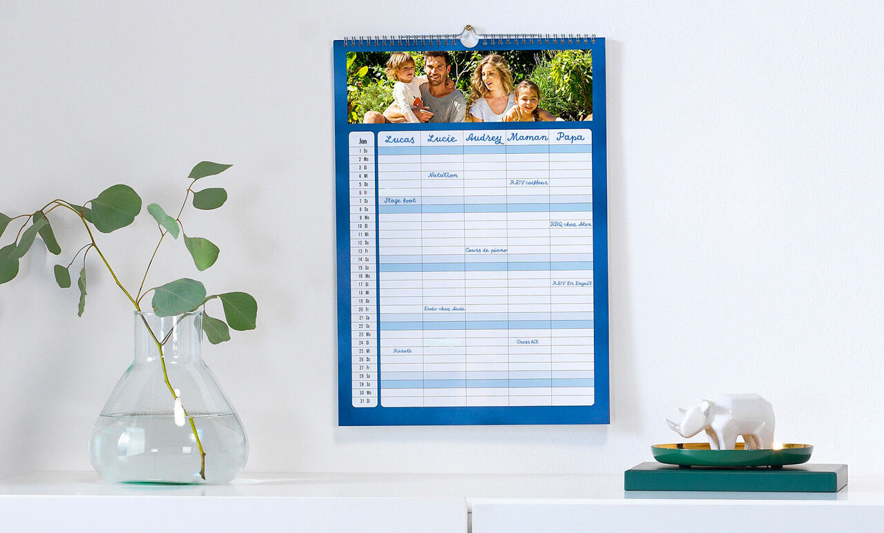 Calendrier photo familial bleu accroché au mur