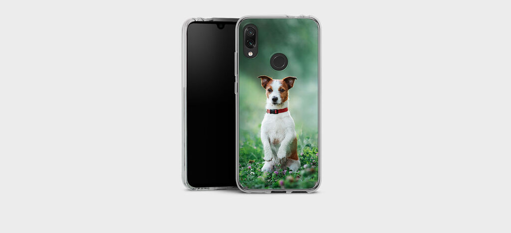 Une coque de téléphone claire avec une image d'un chien sur une pelouse verte.