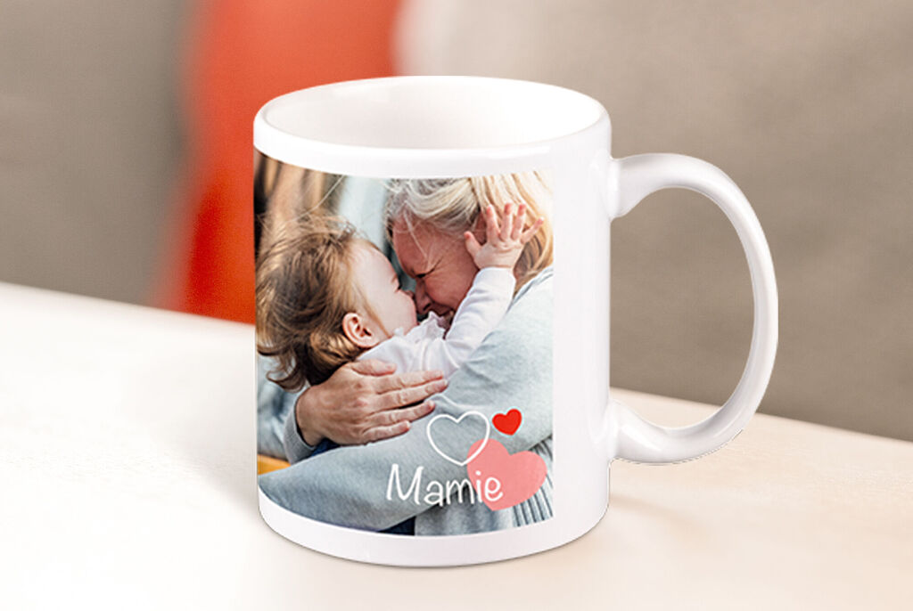 Une tasse avec une photo de famille affectueuse et le texte 'Mamie'