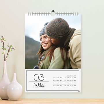 Calendrier photo A3 portrait accroché au mur