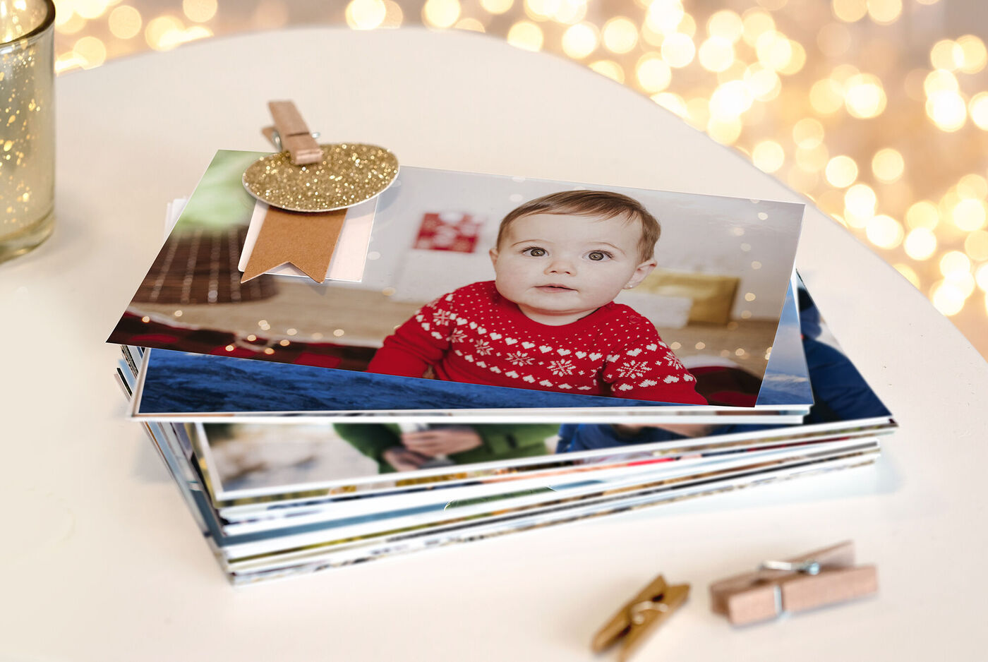 Livre photo CEWE avec des images festives et décoration sur une table.