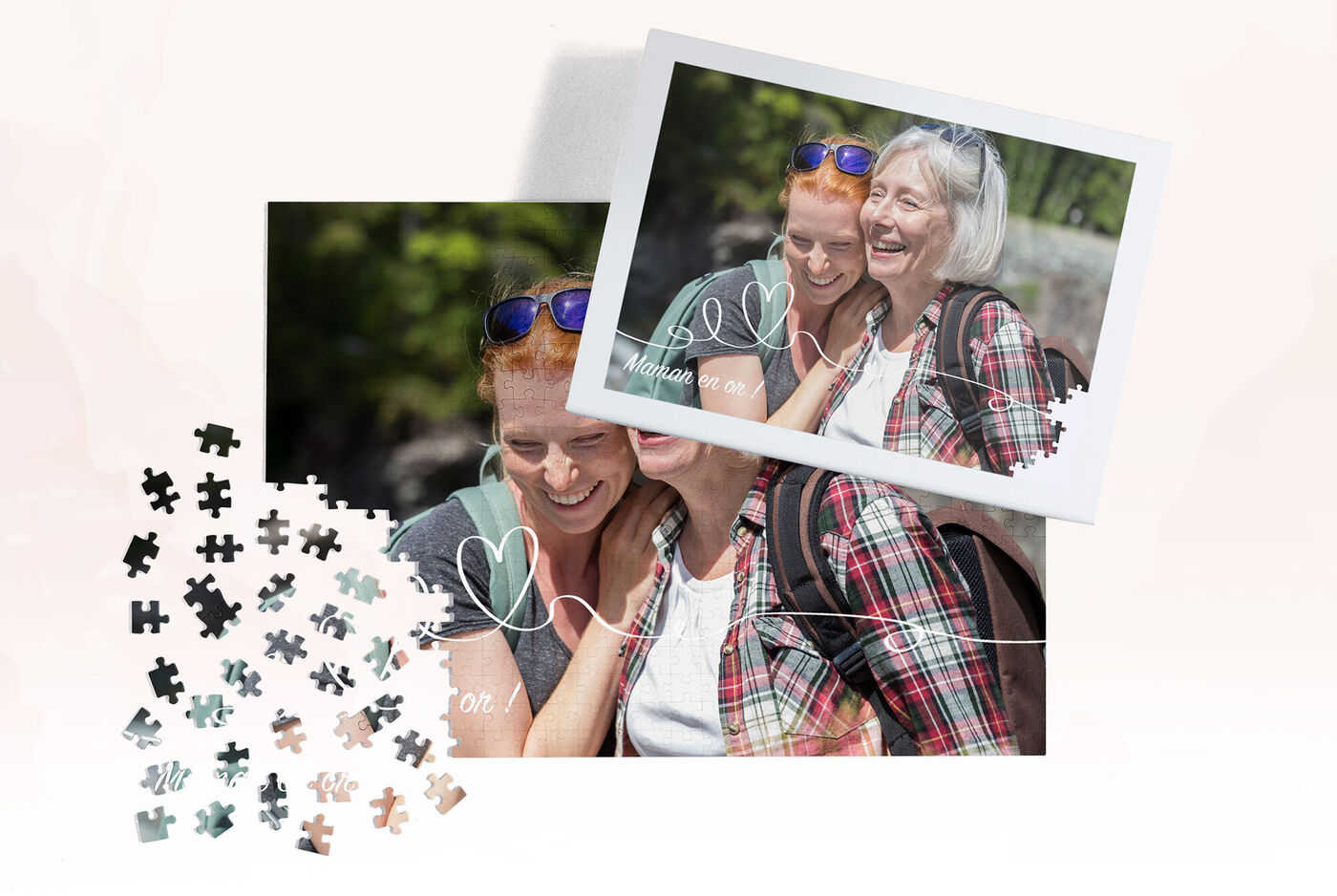 Deux femmes amicales avec un puzzle photo et des souvenirs, riant heureuses ensemble