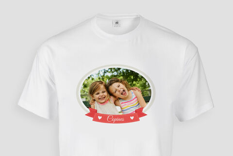 Deux enfants joyeux en T-shirt avec un design mignon et l'inscription 'Copinas'.
