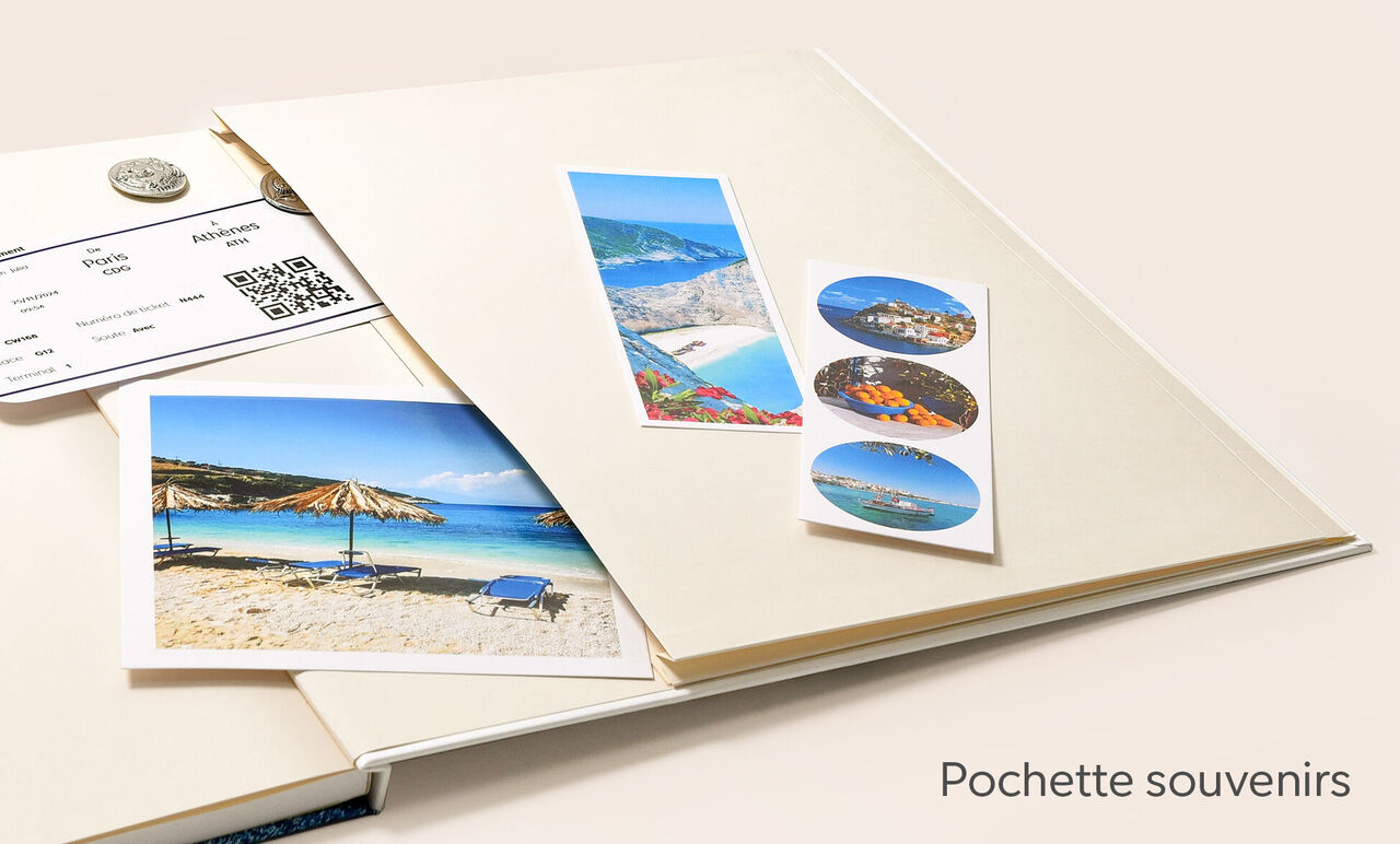 Pochette intégrée au Livre Photo CEWE XL carré contenant des souvenirs de vacances au soleil