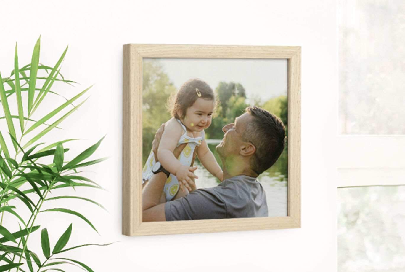 Un père soulève joyeusement son enfant dans un endroit calme.