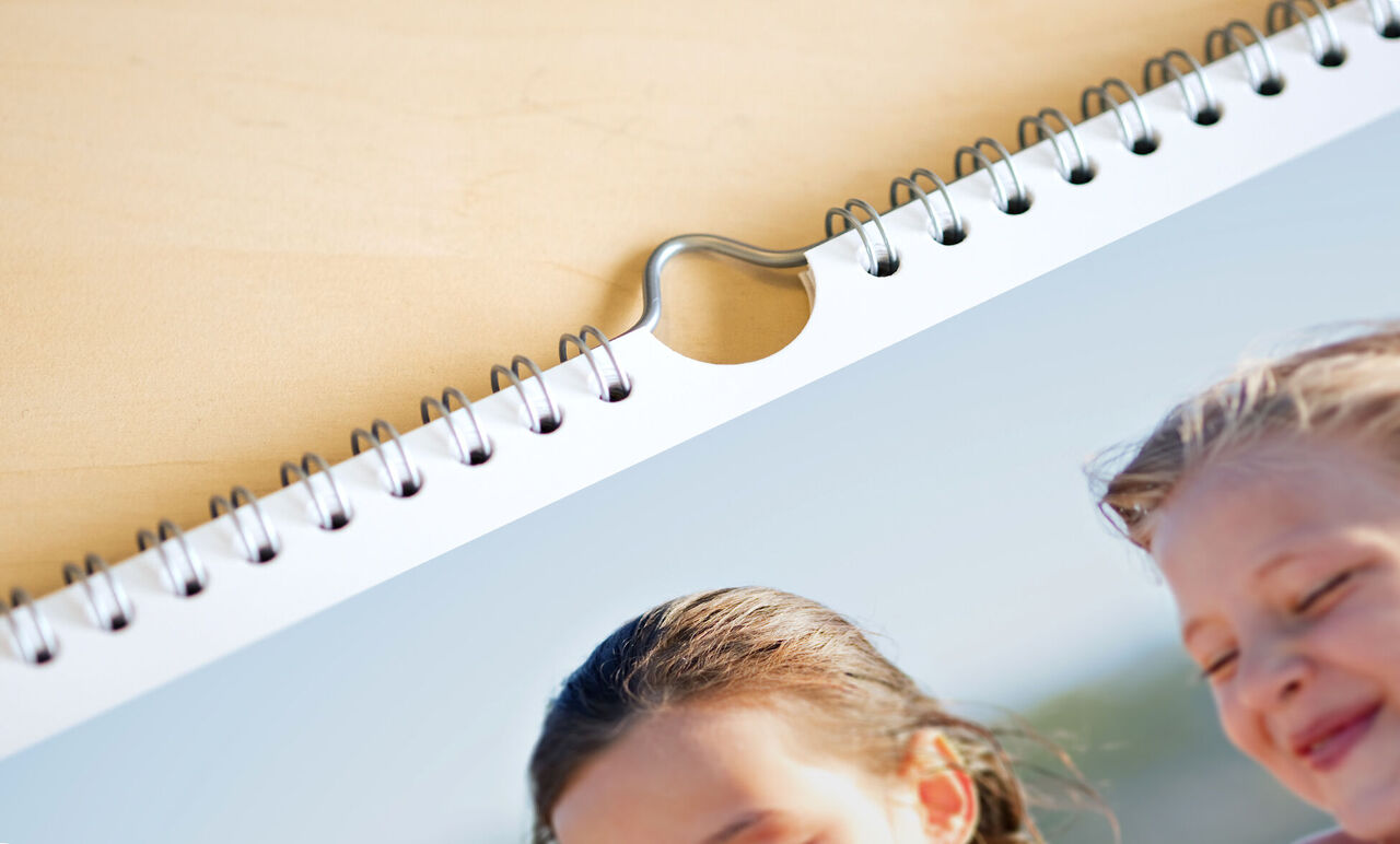 Zoom sur la spirale d'un calendrier familial