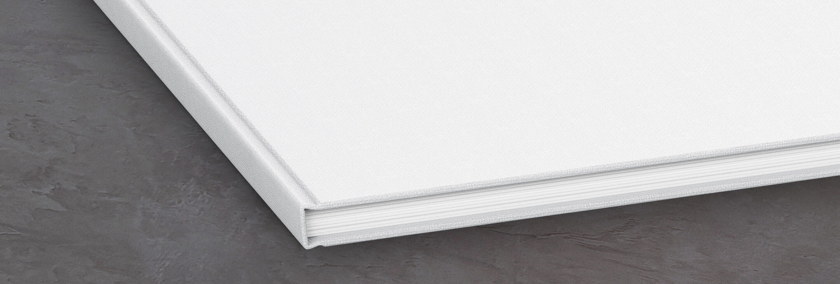 Zoom sur la couverture en cuir blanc d'un Livre Photo CEWE