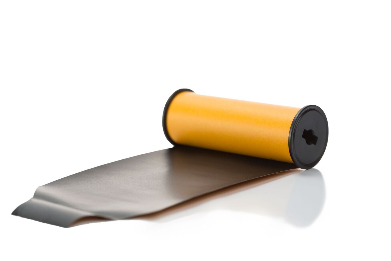 Bobine de film noire avec boîtier jaune et bande de film